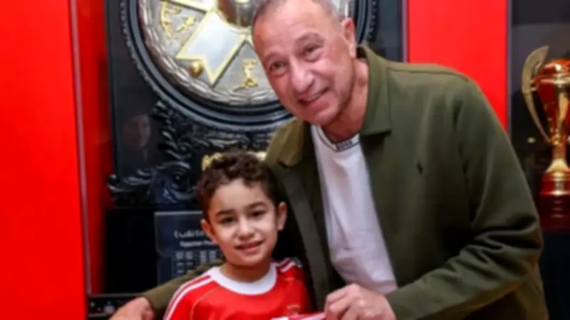 الخطيب يكرم الطفل سليم أسامة لدعمه سيدات طائرة الأهلي في إفريقيا