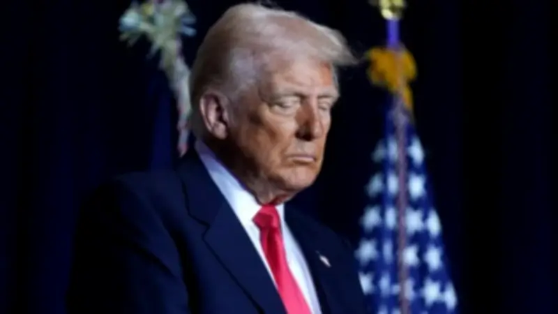 ترامب يأمر البحرية الأمريكية بإطلاق النار على قوارب زرع الألغام في مضيق هرمز