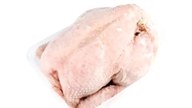 المواد الغذائية تنفي وقف استيراد الدواجن وتؤكد ارتفاع الإقبال على المحلي