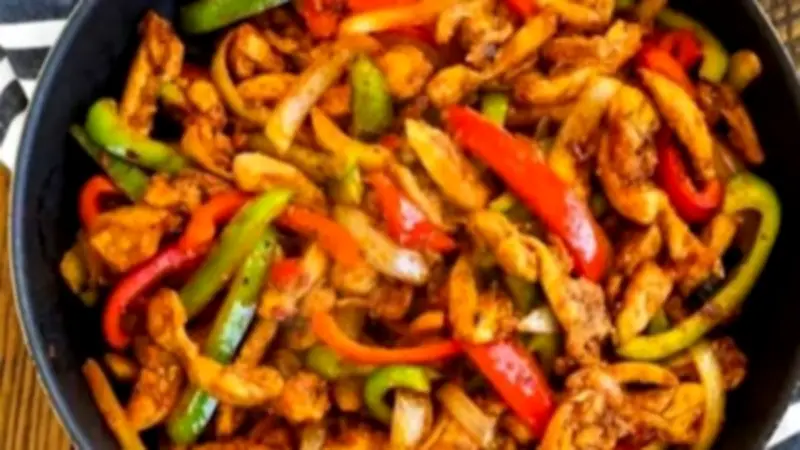 طريقة عمل شاورما الفراخ في البيت زي المحلات.. تتبيلة سرية وطعم مدخن