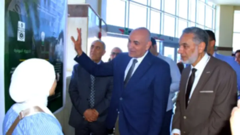 رئيس جامعة السادات يشيد بإبداعات طلاب الأهلية في معرض البوسترات التوعوية