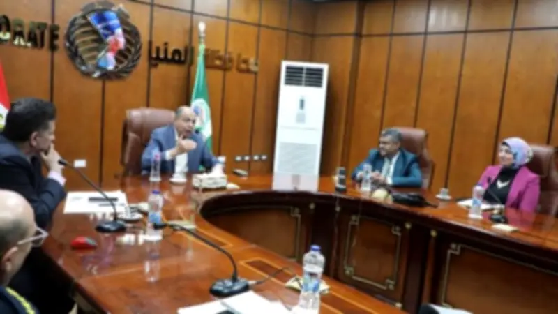 محافظ المنيا يبحث فرص الاستثمار الصحي استعدادًا للتأمين الشامل