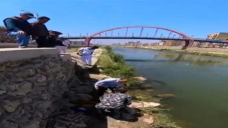 وزيرة البيئة تتحفظ على سيارة تلقي مخلفات سائلة بمصرف القلعة بالإسكندرية