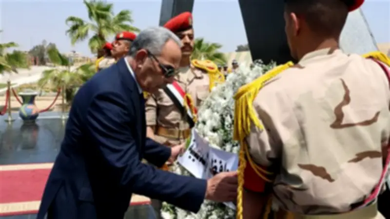 محافظ الإسماعيلية يضع إكليل الزهور على النصب التذكاري لشهداء الجيش الثاني