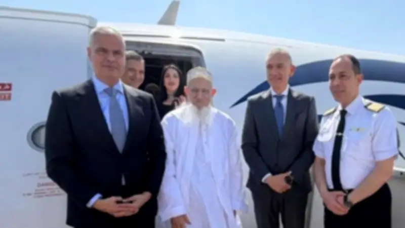 رئيس مصر للطيران يودع سلطان البهرة بمطار القاهرة بعد زيارته الرسمية