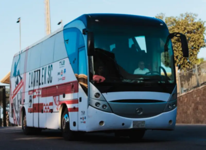 حافلة الزمالك تصل استاد القاهرة لمواجهة بيراميدز في قمة الدوري