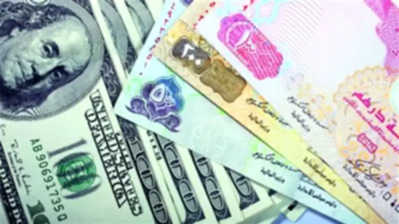 الدولار يتراجع طفيفاً لكنه يتجه لأول مكسب أسبوعي منذ شهر