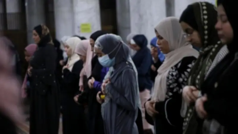 دار الإفتاء: الصلاة فريضة على الرجال والنساء دون تمييز