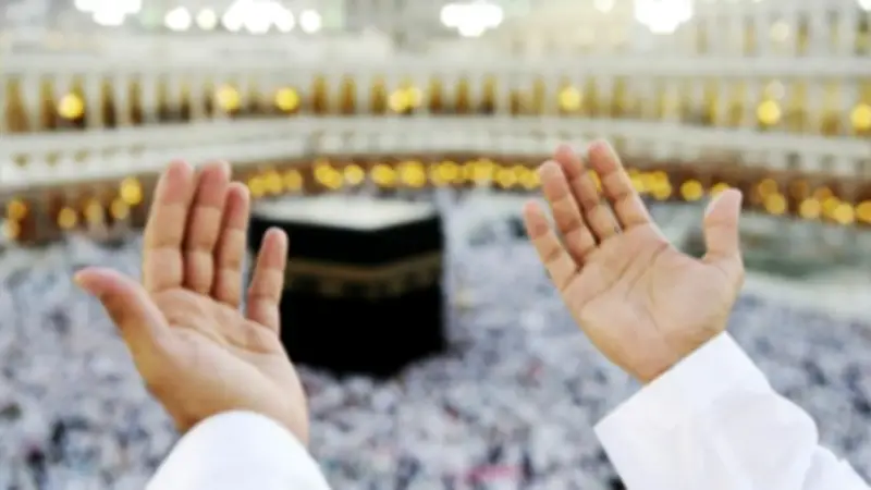 دعوات أم لابنتها أمام الكعبة تثير تفاعلاً واسعاً بمزيج من الحب والفكاهة