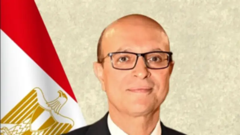 رئيس جامعة أسيوط يهنئ طلاب مشروع سيارة الهيدروجين الفائزين