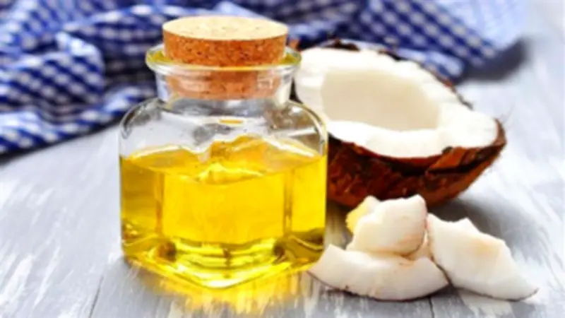 زيت جوز الهند لترطيب الجسم وعلاج الجفاف: فوائد صحية وجمالية متعددة