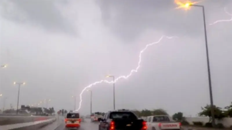 أمطار رعدية ورياح وارتفاع في الحرارة.. تفاصيل طقس الجمعة