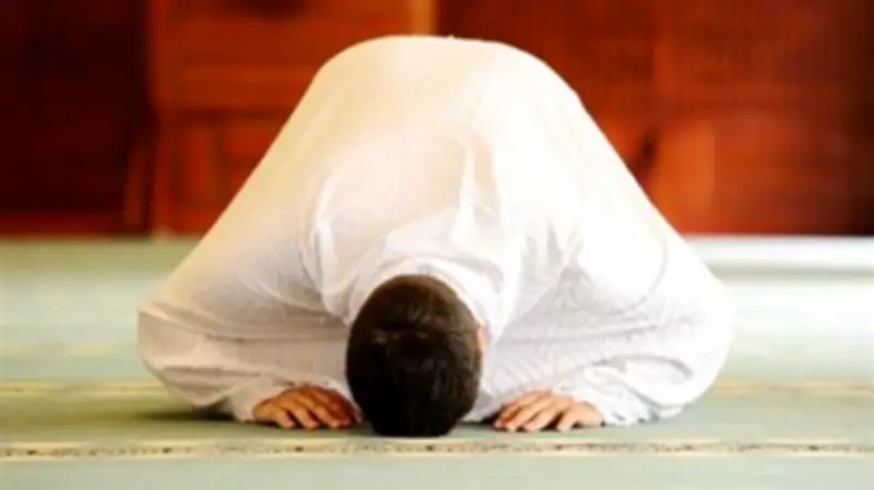 كيفية النزول لسجود التلاوة في الصلاة.. تعرف على الحكم والصفة
