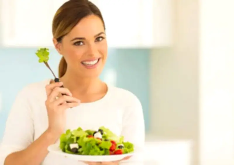 عادة يومية خطيرة: نقص الماء والخضروات يفتح باب الأمراض