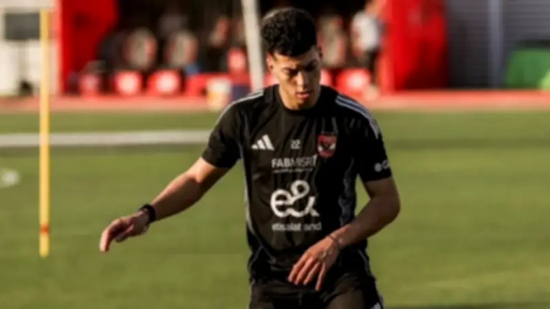 إمام عاشور يخطف الأنظار بصورته الجديدة من مران الأهلي