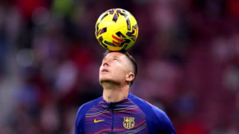 بكلمتين فقط.. ليفاندوفسكي يعلق على مستقبله مع برشلونة