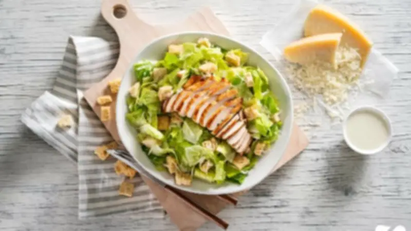 طريقة عمل سلطة سيزر في المنزل بأسهل الخطوات