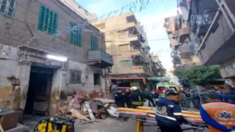 إصابة شخصين إثر سقوط أجزاء من عقار قديم بالعطارين في الإسكندرية