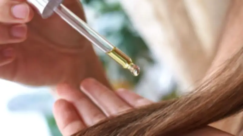 فوائد زيت الخروع للشعر: تعزيز النمو وعلاج التساقط وكيفية الاستخدام