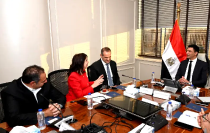 وزير الصناعة يبحث مع كوكاكولا هيلينك مصر خطط التوسع وزيادة الاستثمارات