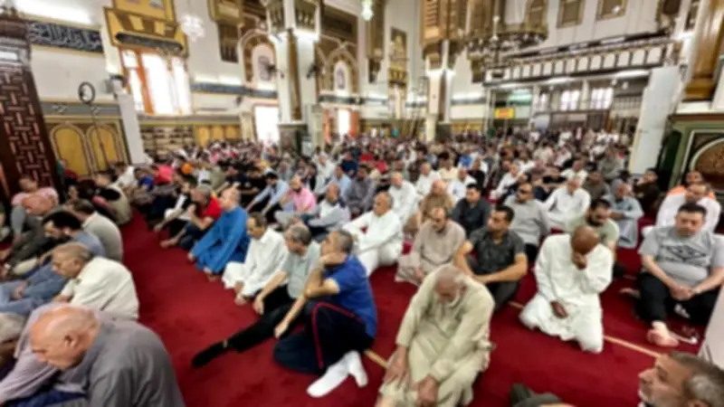 مركز الأزهر للفتوى: الإنصات التام لخطبة الجمعة واجب شرعي