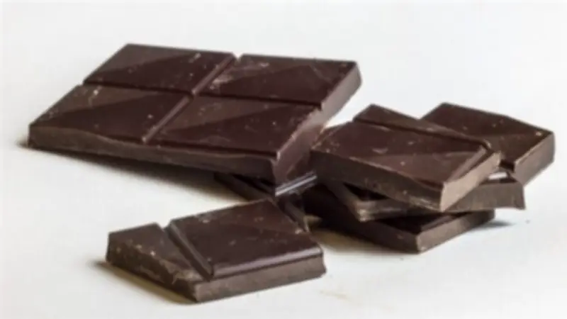 تأثير تناول قطعتين من الشيكولاتة الدارك يومياً على جسمك