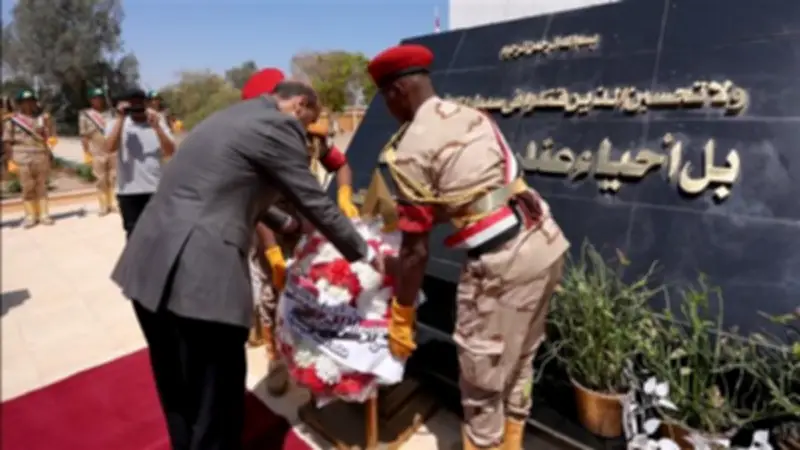 محافظ أسيوط يضع إكليلا من الزهور على النصب التذكاري بذكرى تحرير سيناء