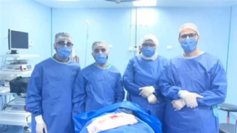 نجاح عملية جراحية دقيقة لإنقاذ مصاب بكسور معقدة في الوجه والجمجمة بدكرنس