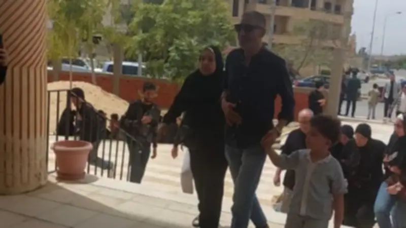 انهيار أسرة الدكتور ضياء العوضي في مسجد التوحيد بالعبور لأداء صلاة الجنازة