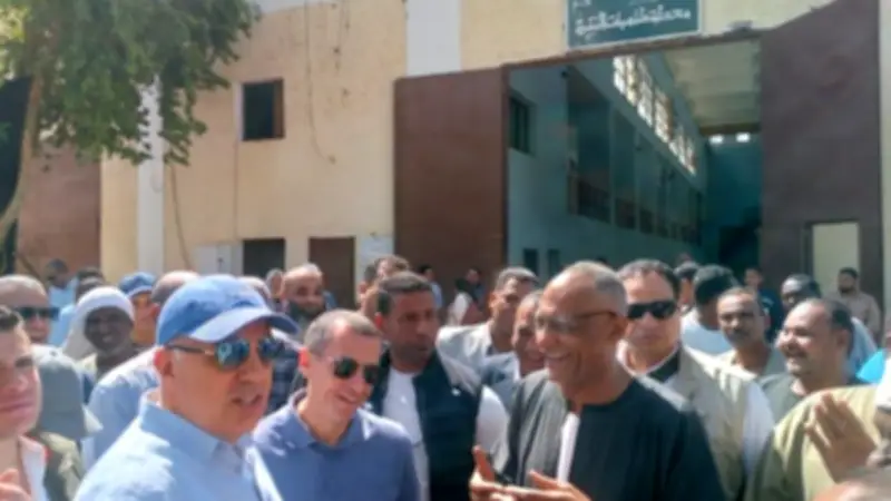 وزير الرى ومحافظ أسوان يتفقدان محطة رى بمشروع وادى النقرة لدعم صغار المزارعين