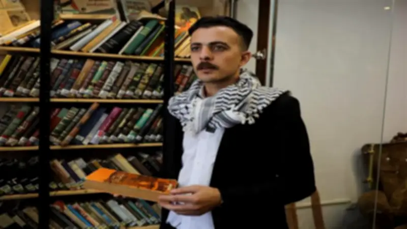 "إرث لن يموت".. شاب فلسطيني يفتتح أول مكتبة في غزة وسط الركام