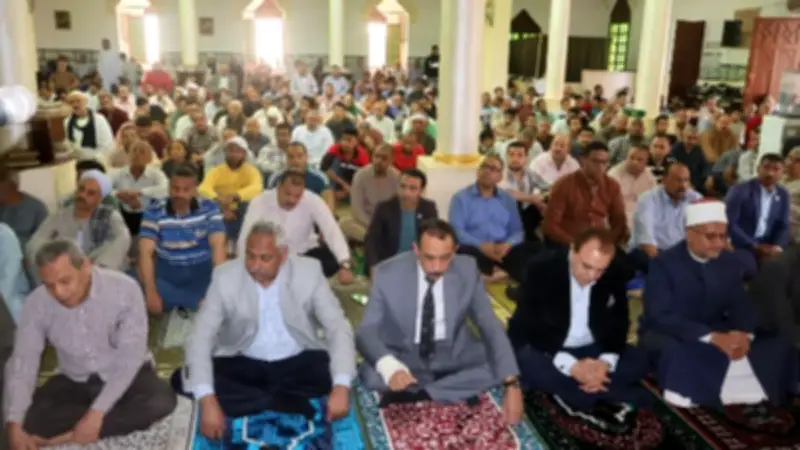 محافظ سوهاج يؤدي صلاة الجمعة بمسجد الشرطة بحي شرق