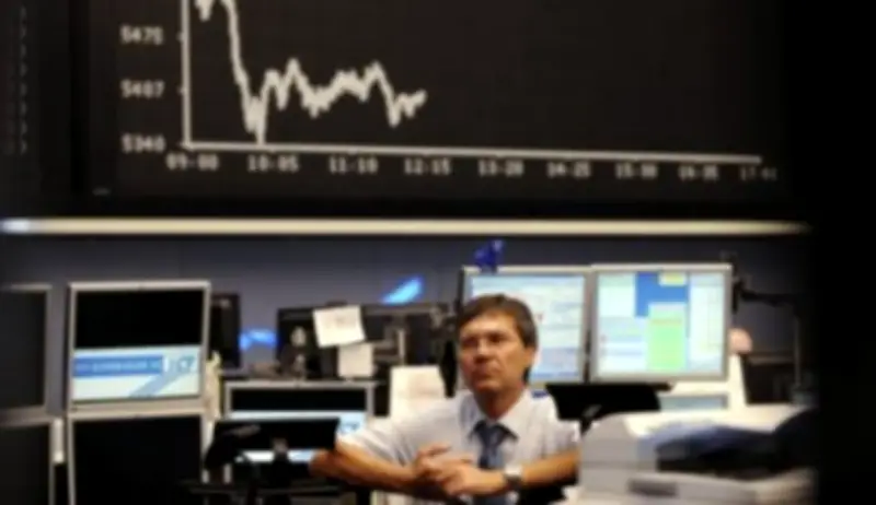 أسهم أوروبا تسجل أسوأ أسبوع خسائر منذ أشهر بفعل السياسة والأرباح