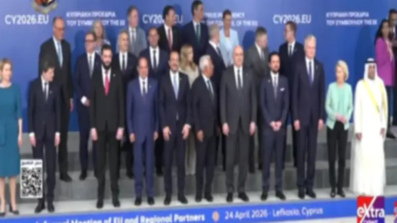 الرئيس السيسي يتوسط صورة تذكارية في الاجتماع العربي الأوروبي بقبرص