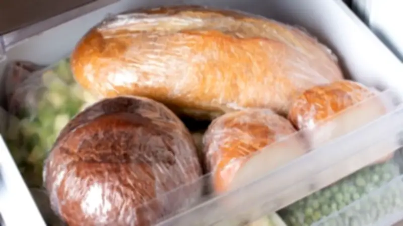 حقيقة تخزين الخبز في الفريزر وعلاقته بالسرطان.. خبيرة تغذية توضح