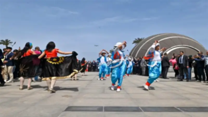 الإسكندرية تحتفل بعيد تأسيسها بملابس يونانية وعروض فلكلورية