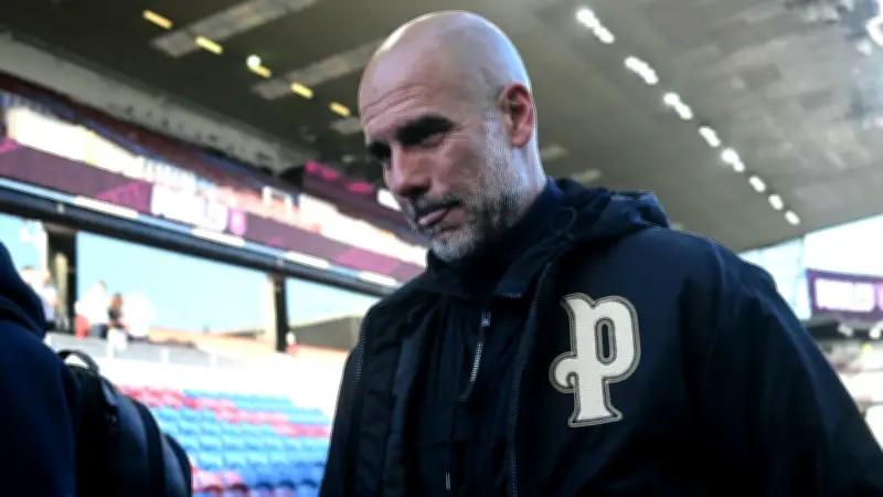 جوارديولا يرد بسخرية على رحيل ستونز ويشيد بقرار النادي التاريخي