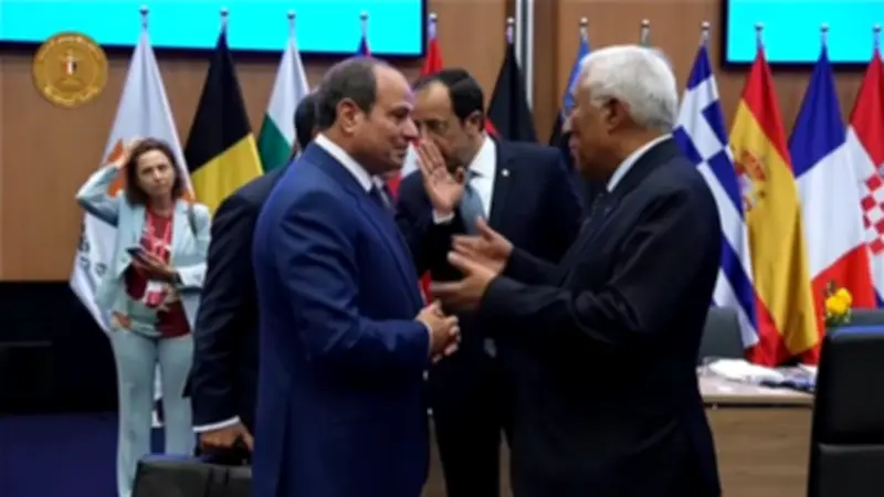 الرئيس السيسي يتبادل المصافحة مع قادة عرب وأوروبيين في نيقوسيا
