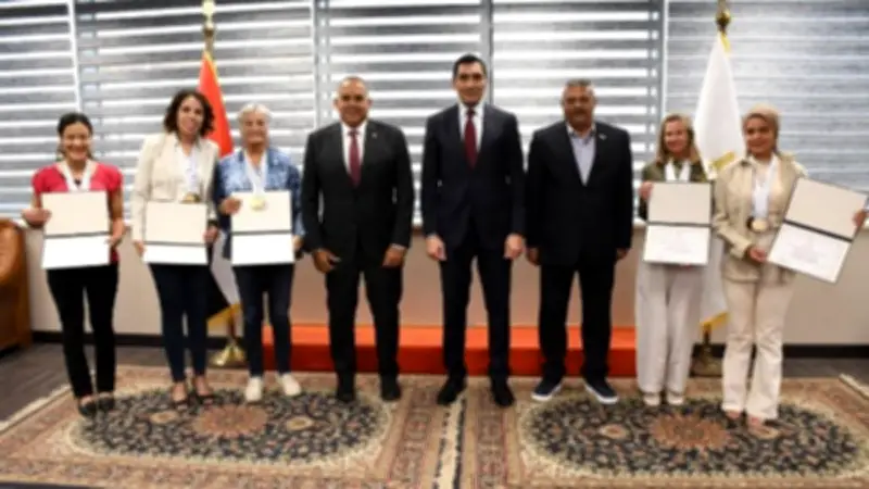وزير الشباب والرياضة يكرم بطلات مصر في بطولة العالم لسباحة الزعانف