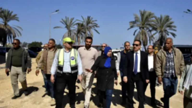 محافظ بورسعيد يتابع استمرار رصف الطرق الداخلية بمنطقة النور بحي الضواحي