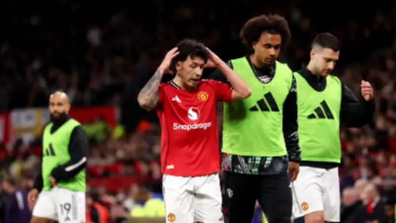 لجنة الانضباط ترفض التسامح مع مانشستر يونايتد بشأن إيقاف مارتينيز