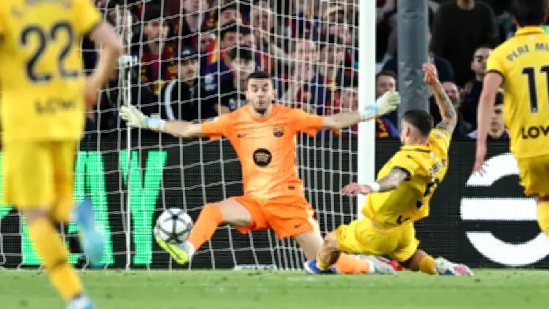 كورتوا في خطر.. كيف تحول جارسيا إلى صمام أمان برشلونة؟