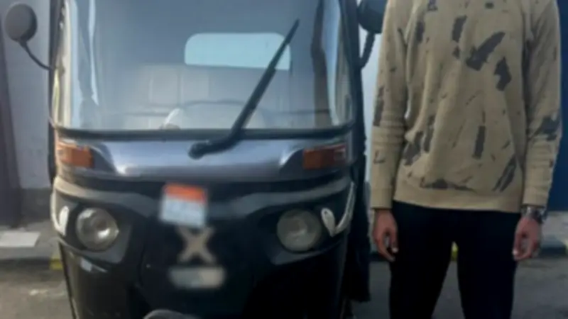 توك توك يسير عكس الاتجاه يصطدم بسيارة سيدة في الإسكندرية