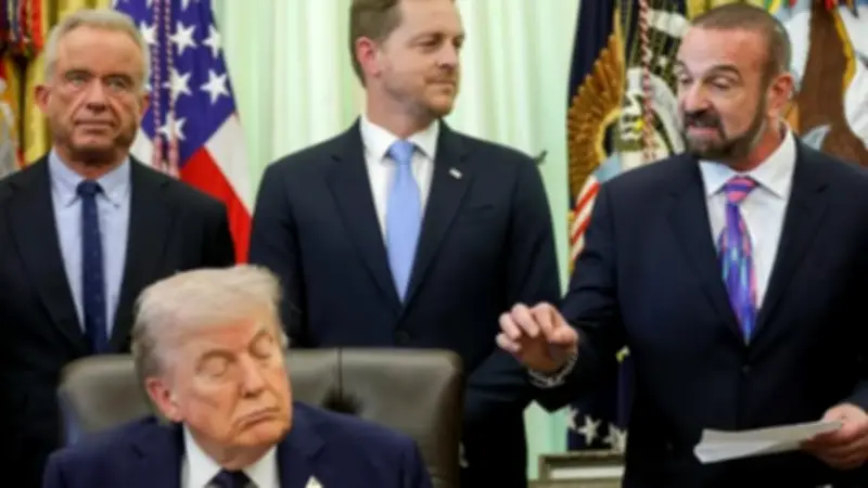 ازدواجية لافتة.. ترامب يغفو مجددا في اجتماع بعد وصف بايدن بالنعاس