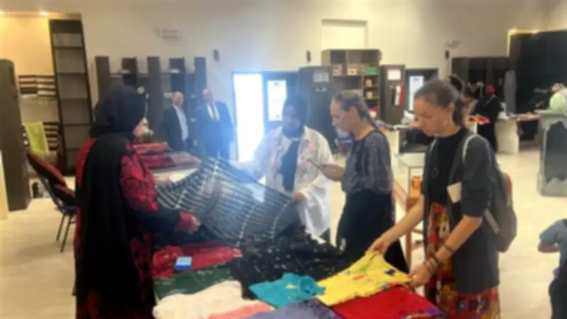 معرض "ديارنا" للحرف التراثية يحقق رواجًا كبيرًا في مهرجان الهجن بشرم الشيخ