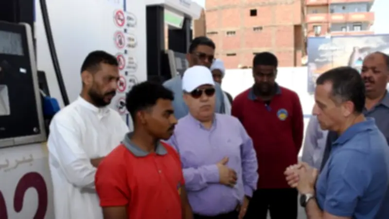 محافظ أسوان يفاجئ محطة وقود بدراو ويشدد على الالتزام بمنظومة تداول المواد البترولية