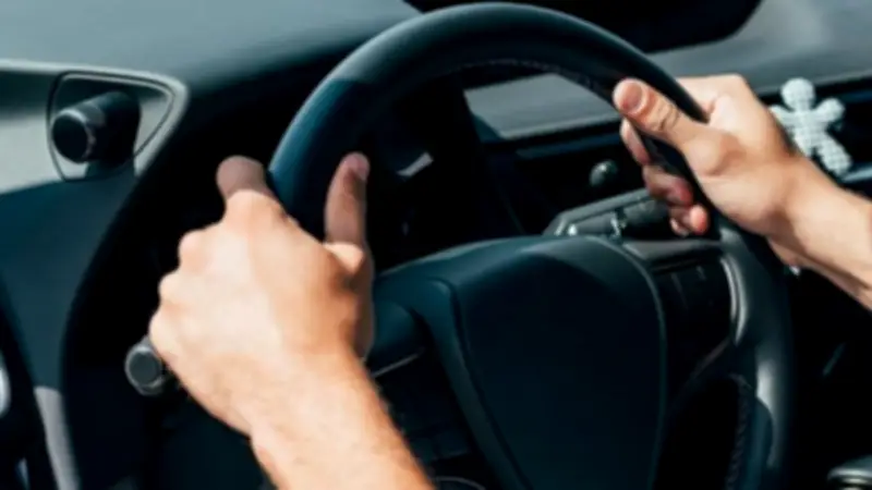 اهتزاز السيارة عند السرعة: الأسباب والحلول الشاملة