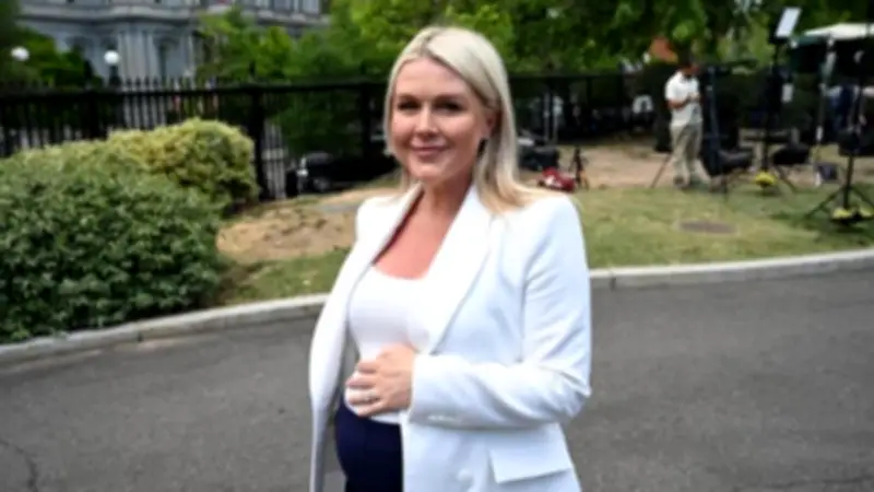 متحدثة البيت الأبيض تدخل إجازة أمومة وتمازح الصحفيين: لديكم رقم الرئيس