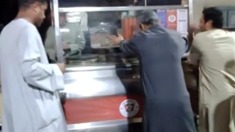 ضبط عاملين وغلق مطعم كشري في سوهاج بعد العثور على برص داخل الطاجن