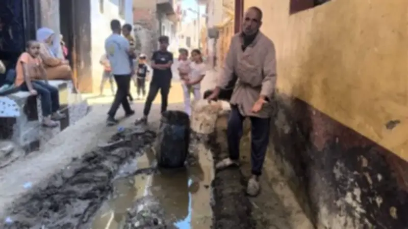 أهالي عزبة شاكر بشبين القناطر يروون معاناتهم مع غياب الصرف الصحي